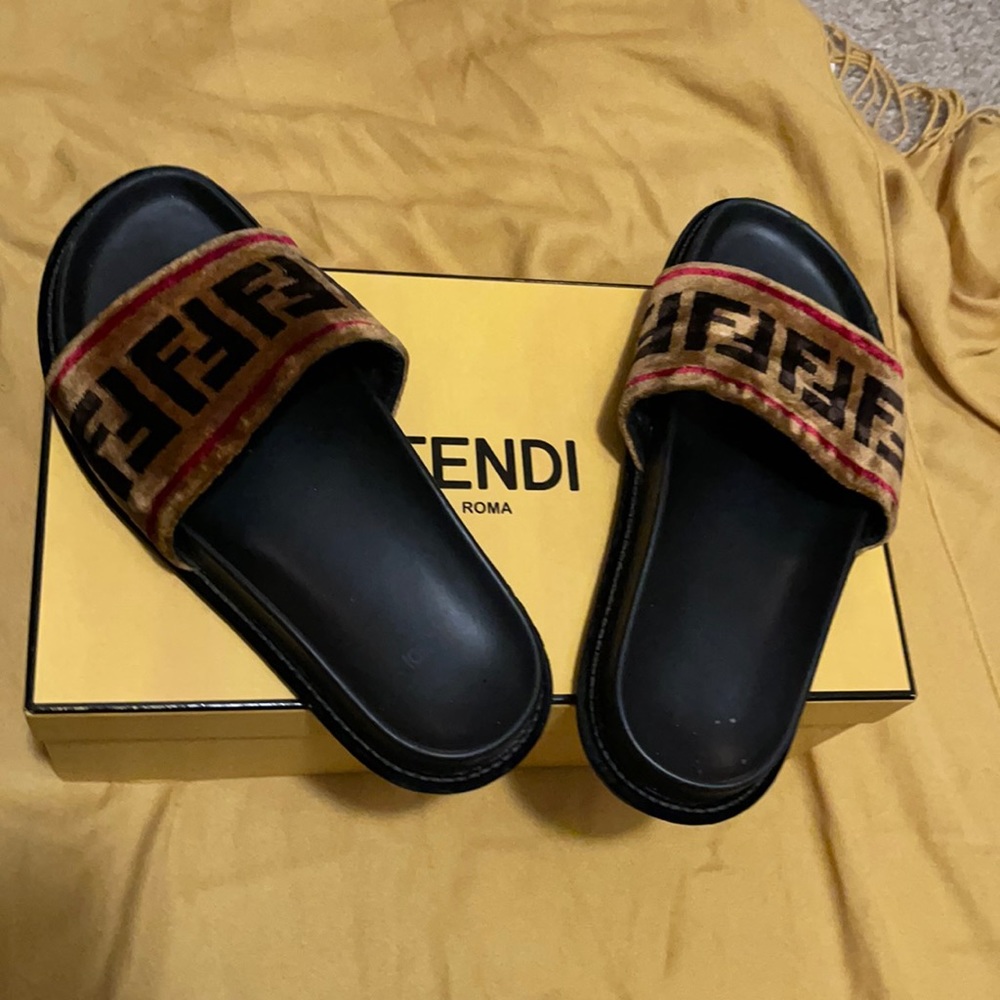 Authentic Fendi slides. Price final